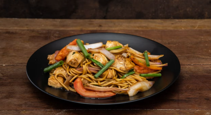 Tallarín Saltado Criollo de Carne o Pollo